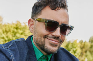 Un homme porte des lunettes de soleil Gucci