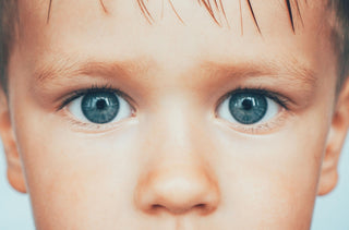 Jeune enfant garçon aux yeux bleus