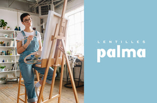 Une femme paint sur un chevalet. Elle porte des lunettes noires avec des lentilles Palma. 