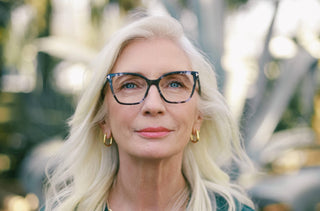  Une femme portant des lunettes pour la presbytie