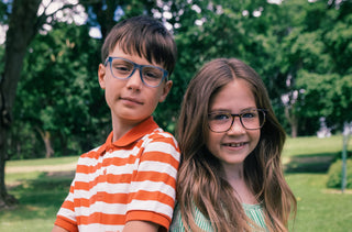 Un garçon et une fille qui porte des lunettes dos à dos