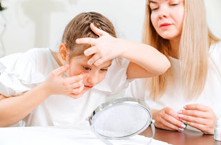 Jeune fille essayant de mettre des lentilles d'orthokératologie dans ses yeux