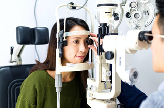 Une femme fait un examen de la vue