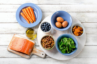 Une variété d'aliments bons pour la santé des yeux est présentée sur une table.