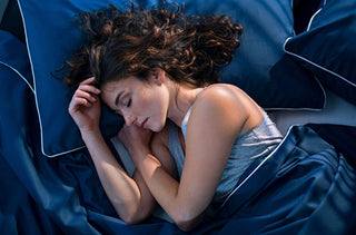 Une femme qui dort dans son lit