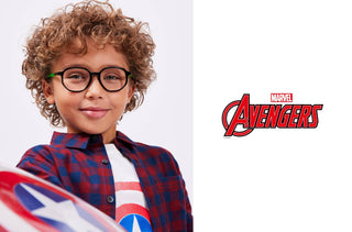 Un jeune garçon porte une paire de lunettes de la collection Disney Avengers