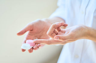 Un gros plan sur une personne qui tient des lentilles cornéennes