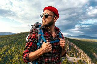 Un homme fait de la randonnée sur une monture