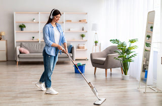 Une femme nettoie son plancher