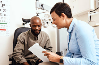 Un patient qui fait un examen de la vue 