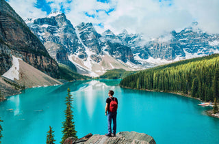 Un randonneur dans le parc national de Banff au lac Moraine, en Alberta. 