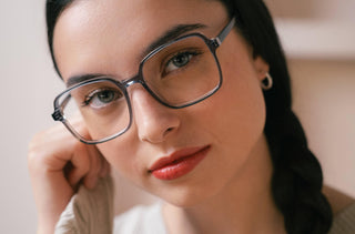 Une femme porte une paire de lunettes LYA