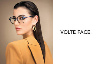 Femme qui porte des lunettes