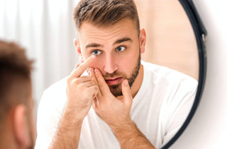 Un homme met ses lentilles cornéennes