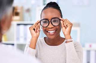 Une femme qui essaie des lunettes