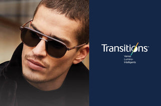 Un homme porte des lunettes avec des lentilles Transitions