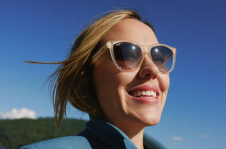 Une femme porte des lunettes de soleil polarisées