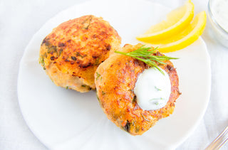 galettes au saumon sur une assiette blanche