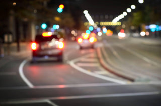 Conduite de nuit, route routière floue