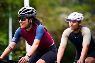 Une femme et un homme font du vélo