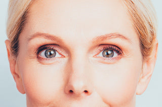 Une femme aux yeux bleus regarde la caméra