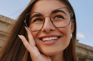 Une femme porte les nouvelles lunettes tendance 2024