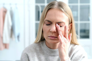 Une personne qui a une douleur oculaire