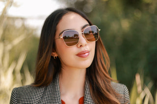 Une femme avec des lunettes de soleil avec verres polarisés