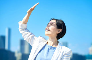 Femme éblouie par le soleil