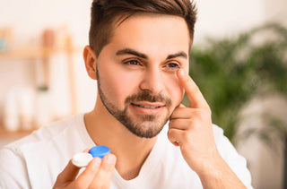 Un homme met ses lentilles cornéennes