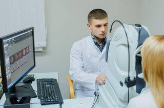 Un professionnel de la vue fait passer un test à une patiente