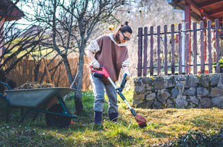 une femme effectuant des travaux de jardinage dans sa cour arrière