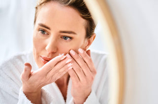 Une femme met ses lentilles cornéennes