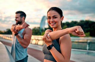 Un homme et une femme s'échauffent avant d'aller courir