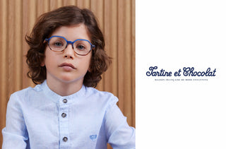 Jeune garçon portant des lunettes bleues et tortoise de Tartine et chocolat