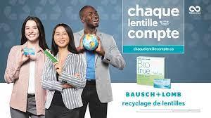 Trois personnes qui portent des objets rappelant le recyclage