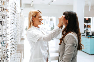 Opticienne qui fait essayer des lunettes