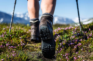 Gros plan sur les pieds de quelqu'un en randonnée