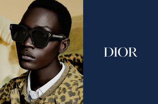 L'image est divisée en deux. Sur le côté gauche : portrait d'une femme noire qui porte des lunettes de soleil oversize noires de chez Dior. Sur le côté droit :  Un logo Dior blanc sur un fond bleu 