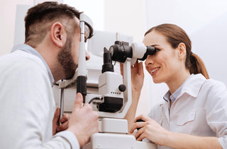 Une optométriste examine les yeux d'un patient 