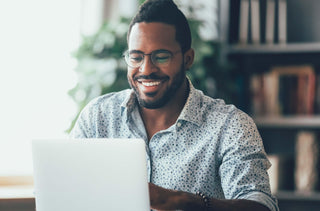 Homme qui travaille sur ordinateur portable