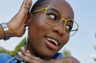 Une jeune femme avec des lunettes jaunes