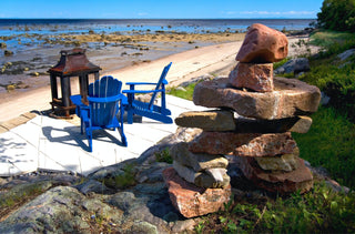 Inuksuk et chaises bleues avec une belle vue sur la voie maritime du Saint-Laurent à Baie-Comeau Québec