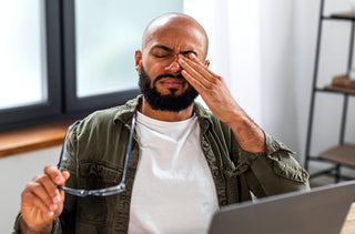 Un homme qui a mal aux yeux