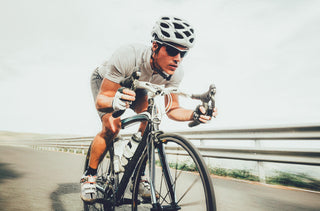 Homme en vélo de route