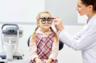 Une enfant passe un examen de la vue