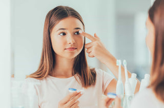 Une enfant met des lentilles cornéennes