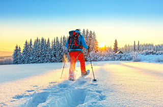 Raquettes à neige dans la poudreuse avec un beau lever de soleil