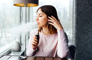 Une jeune femme est en train de vapoter