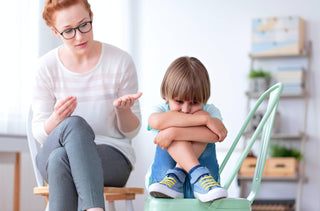 Une maman et son enfant discutent